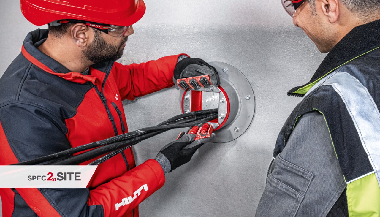 Hiltijev terenski inženir stranki predstavlja požarni uvodnik za uporabo pri električni napeljavi