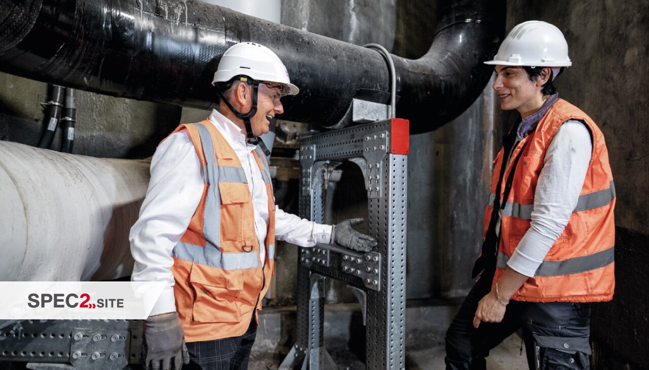 Hiltijev inženir in stranka pregledujeta modularni nosilni sistem za cevovode