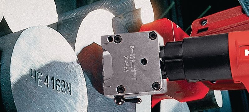Orodje za označevanje kovin DX 462 HM Visoko učinkovit avtomatski stroj na smodniški pogon za označevanje na mrzlo in vročo kovino Vrste uporabe 1