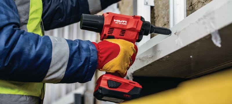 Baterijski stroj za kovičenje RT 6-A22 22-voltno baterijsko orodje za kovičenje z litij-ionskimi baterijami za inštalacijska dela in industrijsko proizvodnjo s kovicami do premera 4,8 mm (do 5 mm za aluminijaste kovice) Vrste uporabe 1