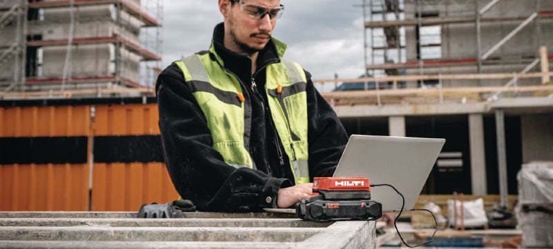 Adapter za polnjenje USB CU 4-22 Adapter za polnjenje USB za baterije Nuron, z brezžičnim polnjenjem, za polnjenje prenosnih računalnikov, tabličnih računalnikov in drugih naprav prek vhodov USB-C PD in USB-A Vrste uporabe 1