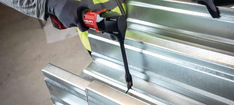 Baterijski prebijalnik za kovino SPN 6-A22 Preprost in široko uporaben baterijski prebijalnik za kovino za proste reze praktično vse valovite in trapezoidne pločevine, kot tudi profilov C, L in U do debeline 2,0 mm (14 Ga) Vrste uporabe 1
