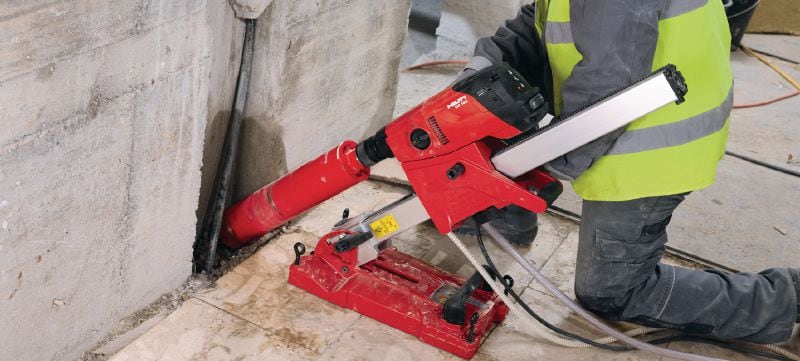 Kronski vrtalnik DD 160 Kompakten in zmogljiv stroj za diamantno vrtanje za kronsko vrtanje v beton s premerom od 25 do 202 mm (31/32 - 7-15/16”) Vrste uporabe 1