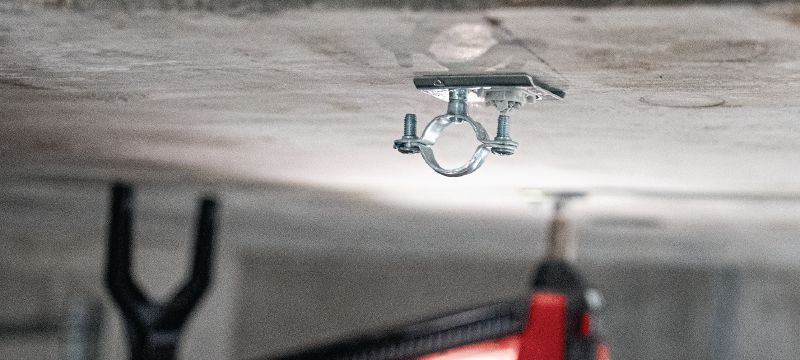 Nosilec cevne objemke X-TH Kovinski nosilec cevne objemke s prednameščenim svornikom za lažje električne/mehanske pritrditve na strop in uporabo z magaziniranimi žičniki Vrste uporabe 1