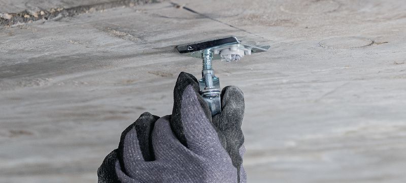 Nosilec cevne objemke X-TH Kovinski nosilec cevne objemke s prednameščenim svornikom za lažje električne/mehanske pritrditve na strop in uporabo z magaziniranimi žičniki Vrste uporabe 1