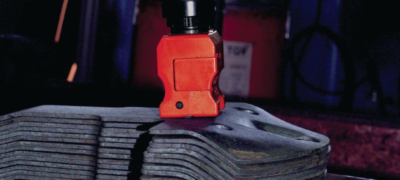 Orodje za označevanje kovin DX 462 CM Visoko učinkovit avtomatski stroj na smodniški pogon za označevanje na mrzlo in vročo kovino Vrste uporabe 1