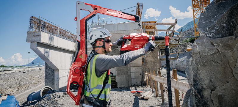 Balanser orodja EXO-T-22 Nosljiv balanser gradbenega orodja z aktivno porazdelitvijo teže za breztežnostno rokovanje med težkimi rušilnimi deli in vrtanjem (baterijska platforma Nuron) Vrste uporabe 1