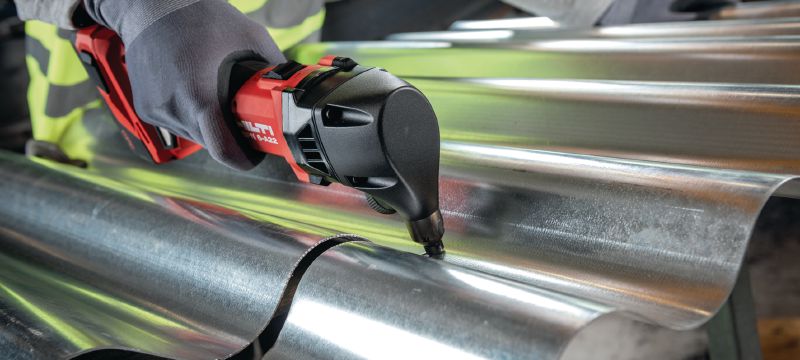 Baterijski prebijalnik za kovino SPN 6-A22 Preprost in široko uporaben baterijski prebijalnik za kovino za proste reze praktično vse valovite in trapezoidne pločevine, kot tudi profilov C, L in U do debeline 2,0 mm (14 Ga) Vrste uporabe 1