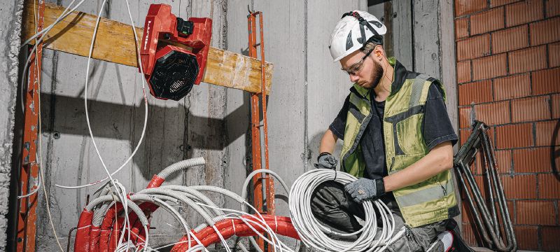 Baterijski ventilator za delovišče KCF 4-22 Zmogljiv ventilator za delovišče z baterijo za cel dan, vrtljivo glavo in visečimi obešalniki za hlajenje in prezračevanje delovišč (baterijska platforma Nuron) Vrste uporabe 1