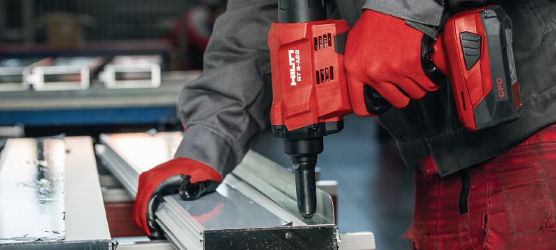 Baterijski stroj za kovičenje RT 6-A22 22-voltno baterijsko orodje za kovičenje z litij-ionskimi baterijami za inštalacijska dela in industrijsko proizvodnjo s kovicami do premera 4,8 mm (do 5 mm za aluminijaste kovice) Vrste uporabe 1