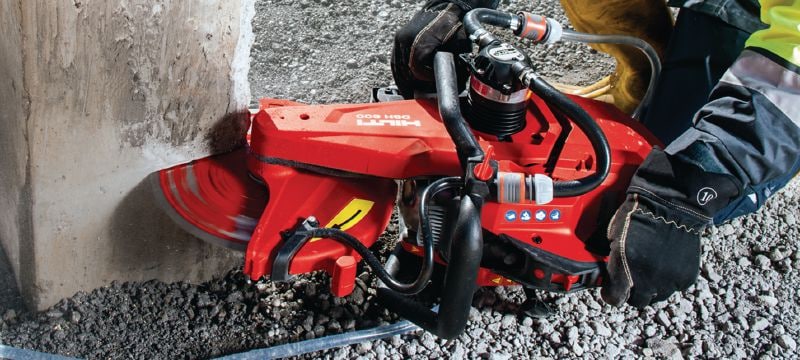 Bencinska žaga DSH 600-X (300 mm) Kompaktna in lahka bencinska žaga (63 cm3) z ročajem na vrhu in lomom lista – globina rezanja do 120 mm z listi premera 300 mm za beton, opeko in kovino Vrste uporabe 1