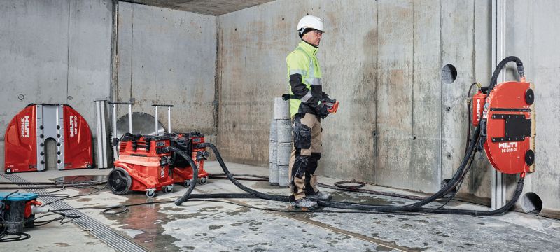 Stenska žaga DST 10-CA Gibljiva električna stenska žaga z avtomatizacijo Cut Assist, brezžičnim daljinskim upravljalnikom in notranjo elektronsko enoto za mokro in suho rezanje zidov Vrste uporabe 1