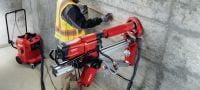 Stroj za diamantno vrtanje DD 250-CA Napredna naprava za diamantno vrtanje za velike obremenitve z izbirno enoto za samodejno podajanje Cut Assist za kronsko vrtanje zelo majhnih do velikih lukenj s premerom 12–500 mm (1/2 - 20”) Vrste uporabe 3