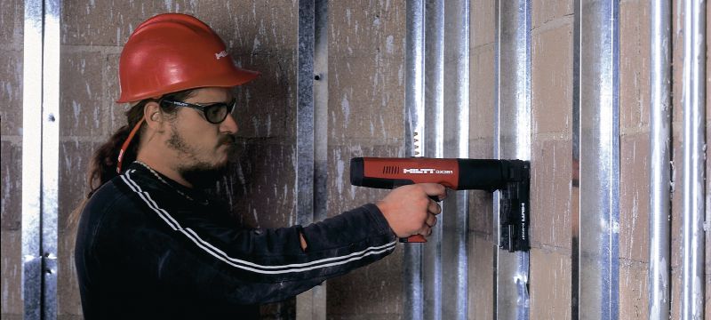 Stroj na smodniški pogon DX 351 MX Visoko učinkovit in kompakten avtomatski stroj na smodniški pogon za magazinirane žičnike Vrste uporabe 1