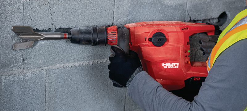Te 500-22 SDS-Max baterijski udarno kladivo Baterijsko rušilno in udarno kladivo SDS Max (TE-Y) z aktivno redukcijo vibracij za dletenje v beton in opeko (baterijska platforma Nuron) Vrste uporabe 1